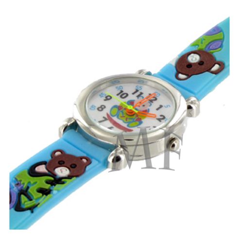 Montre bracelet couleur bleu avec motif ourson et pull vert. Montre pédagogique