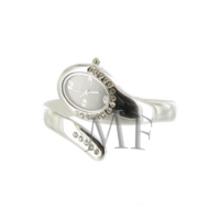 des cristaux brillants sur la montre bracelet
