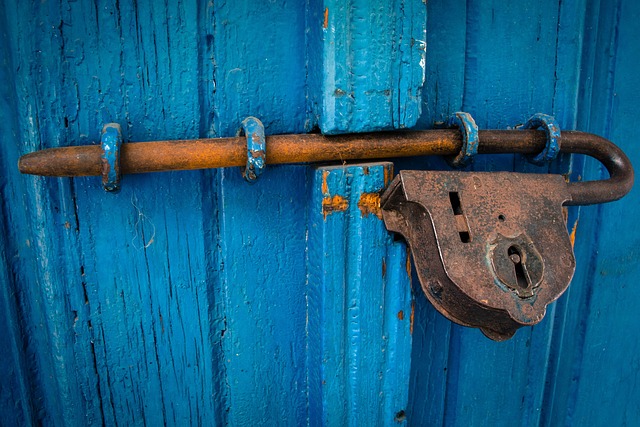 bleu-montre-door-1587863_640 petite histoire des montres porte-clés