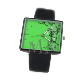 montre Bambou avec bracelet noir et cadran carré motif bambou sur fond vert jungle