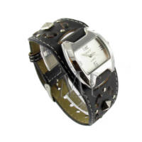 montre cuir noir clouté