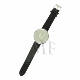 Alliant design minimaliste et sophistication, cette montre devient un accessoire statement qui capte l’attention sans jamais en faire trop.